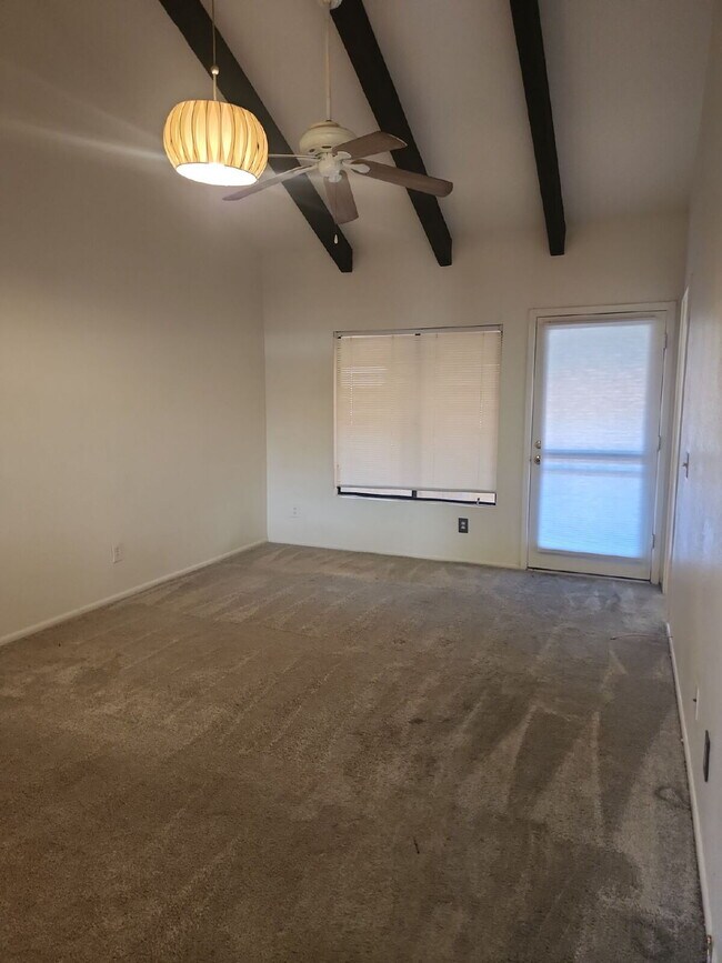 Building Photo - "Charming 2-Bed/1-bath in Phoenix with Cozy 704 Sq Ft Layout – Your Perfect Retreat in Phoenix!" ...