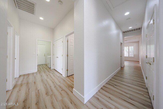 Building Photo - 41735 N Maidstone Ct