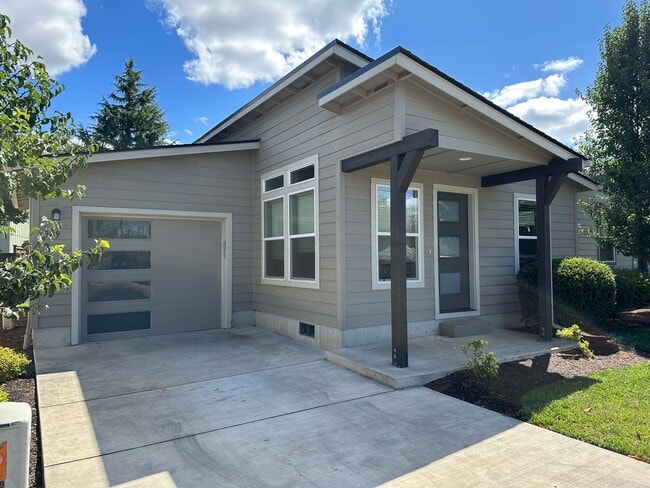 Building Photo - Beautiful 2 bedroom/1 bath home. Landscaping included!