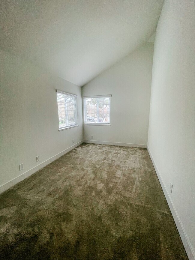 Building Photo - 204 18th St