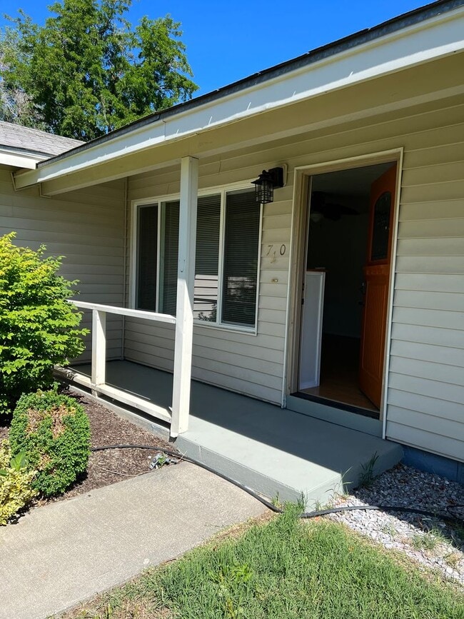Building Photo - 770 W Highland Ave