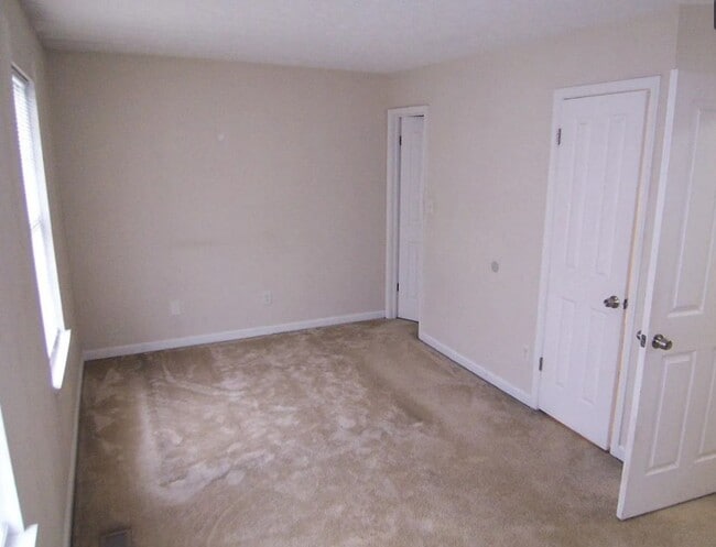 Building Photo - Middle River Townhome!