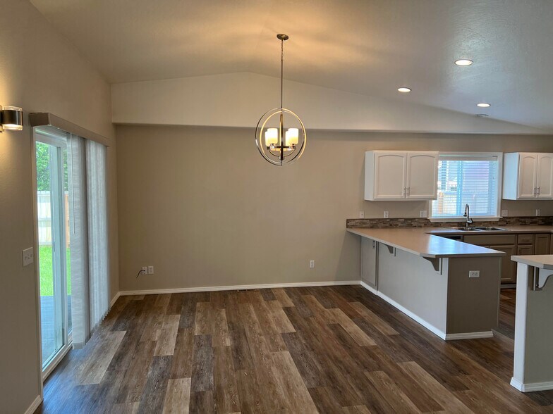 Building Photo - 1206 N 6th St