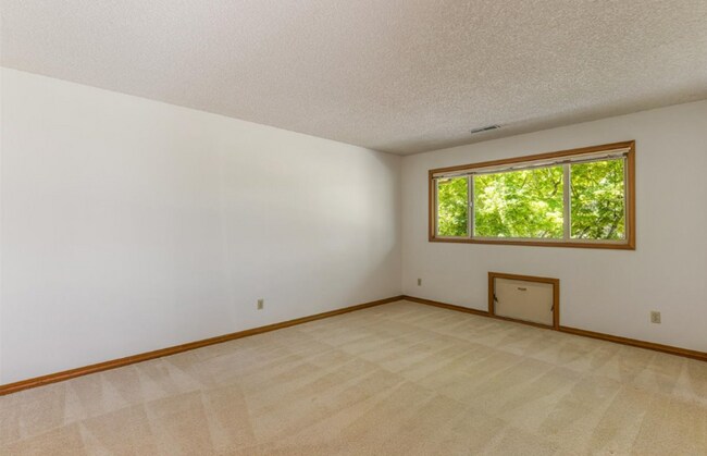 Building Photo - Prime Charbonneau Golf Community Location! 2 Bed, 2.5 Bath + Den, A/C, Washer/Dryer and Garage