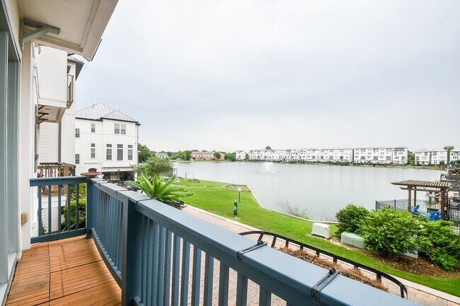 Building Photo - 2222 Hilshire Lake Dr