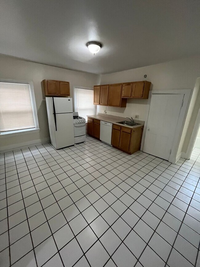 Building Photo - 3521 Clifton Ave