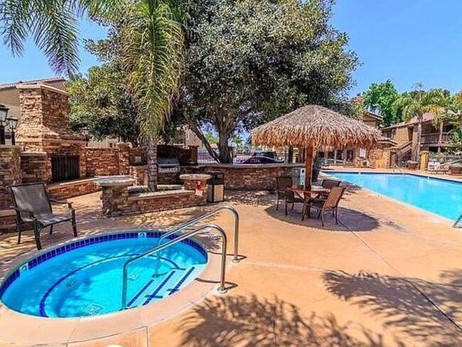 Building Photo - Awesome condo in gated community