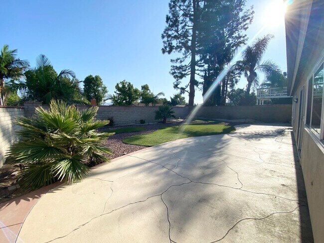 Building Photo - Amazing Pet friendly Anaheim home!