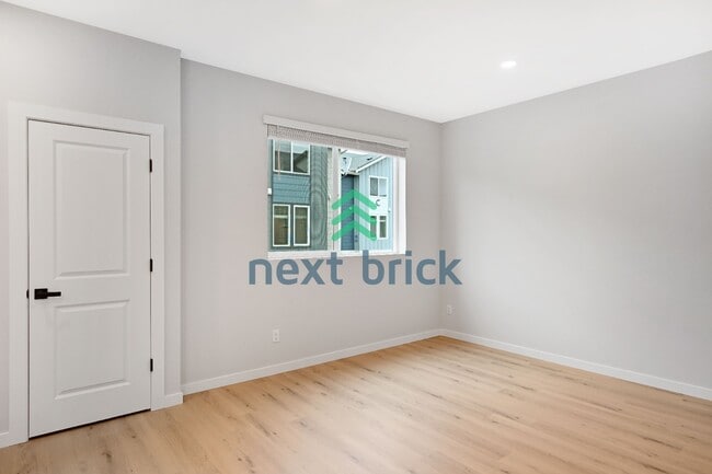 Building Photo - 3 BED & 2.5 BATH TOWNHOUSE FOR RENT