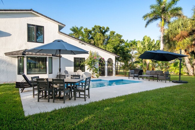 Building Photo - 612 Montezuma Dr
