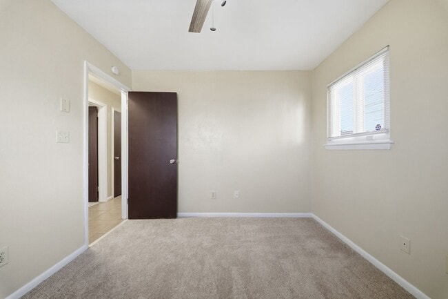 Building Photo - Spacious 4 bedroom/2 Bath Ranch Style Home