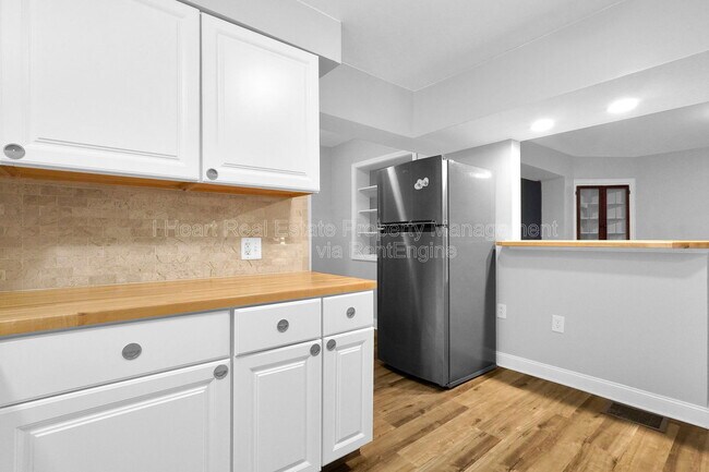 Building Photo - 973 Kelton Ave