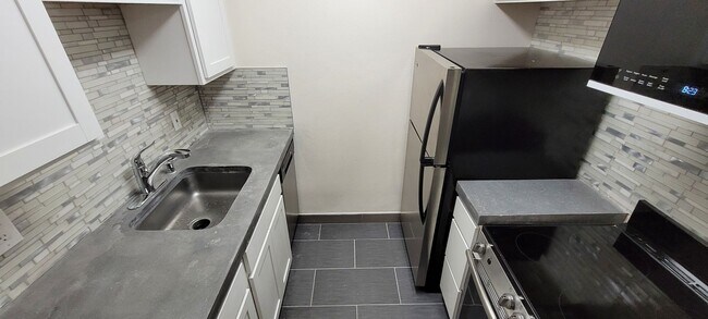 Building Photo - 809 S Circle Dr
