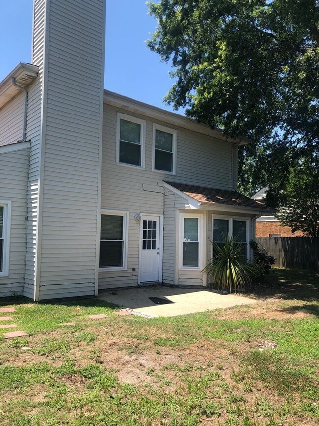 Building Photo - REDMILL 3 BEDROOM