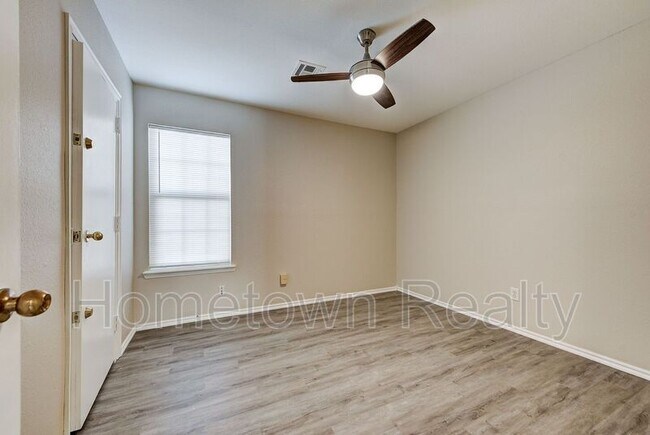 Building Photo - 1704 Tudor Dr