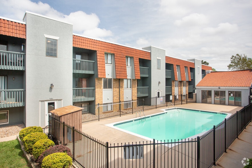 Garden Pines Salt Water Pool - Garden Pines