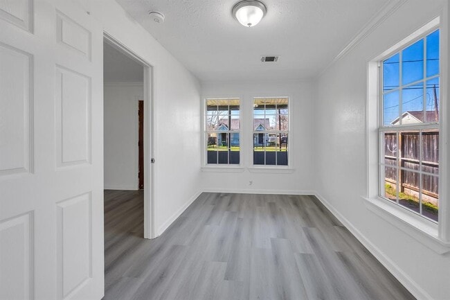 Building Photo - 214 N Hagerman St