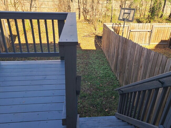 Building Photo - Beautifully Updated 4 BR, 2.5 BA Townhome