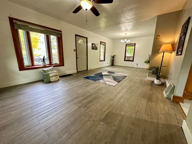 Building Photo - 3 bed, 1.5 bath home for rent in Waterloo