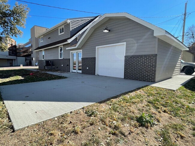 Building Photo - FURNISHED HOUSE! Short or Long Term! Large Newly Renovated Fully Furnished Modern 5 Bedroom Home ...