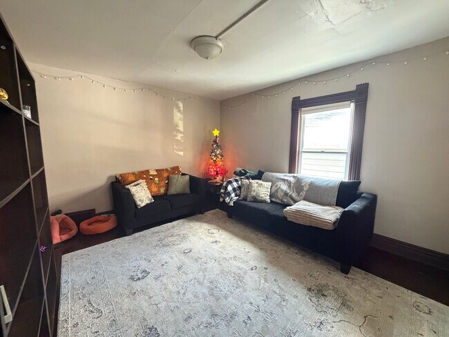 Building Photo - Spacious Three Bedroom Single Family near John Ball Zoo!