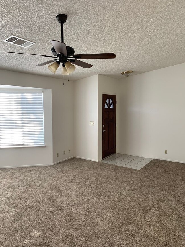 Building Photo - 3 Bedroom 2 Bath Home