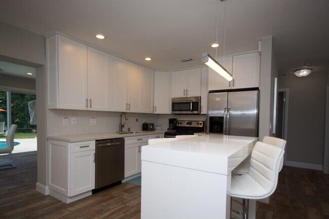 Building Photo - Step Into Sunshine: Modern Charm Meets Coa...