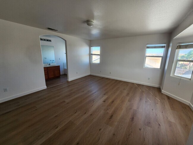 Building Photo - Beautiful 5 bed/4 bath home in Santa Nella!