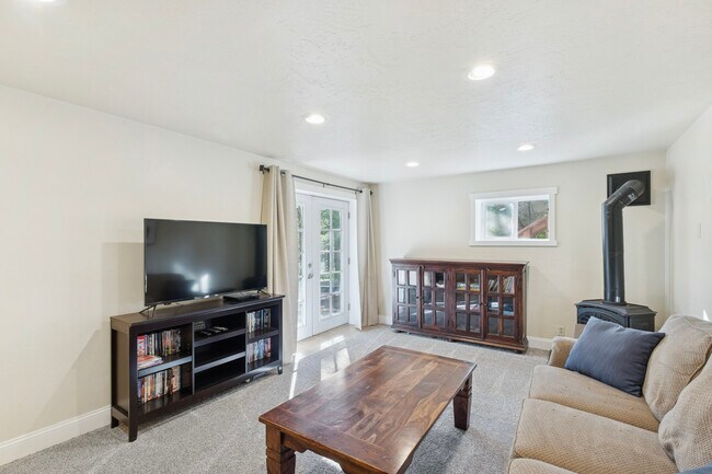 Building Photo - 278 N Many Lakes Dr