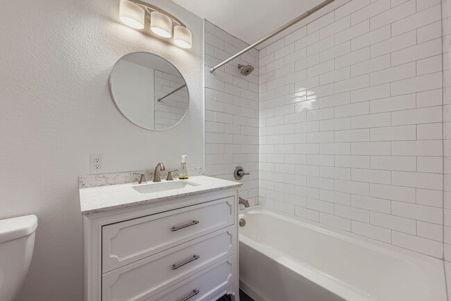 Building Photo - Recently Remodeled 4BD, 3BA Louisville Home