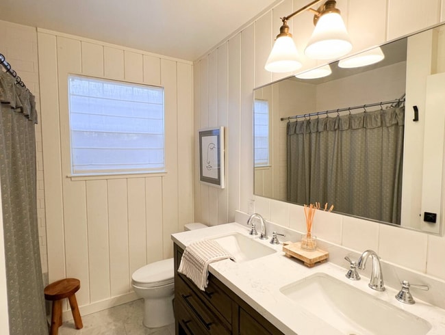 Building Photo - 902 Harold Ln