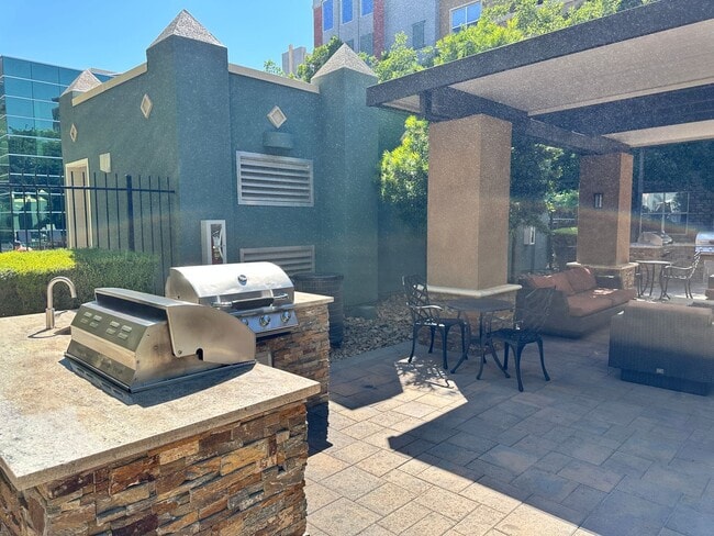 Building Photo - Guard Gated 2 Bed/2 Bath Condo w/Resort St...