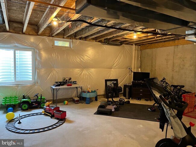 Building Photo - 405 Redbud Ln