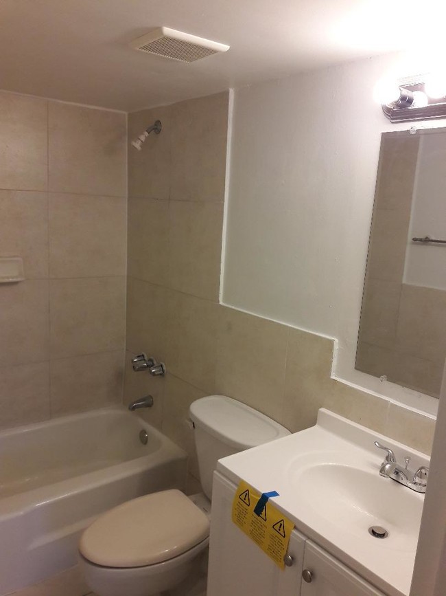 full bathroom - 1800 Sans Souci Blvd