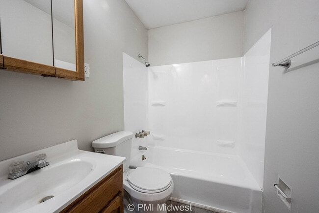 Building Photo - "Charming 2-Bedroom Retreat with 800 Sq. F...