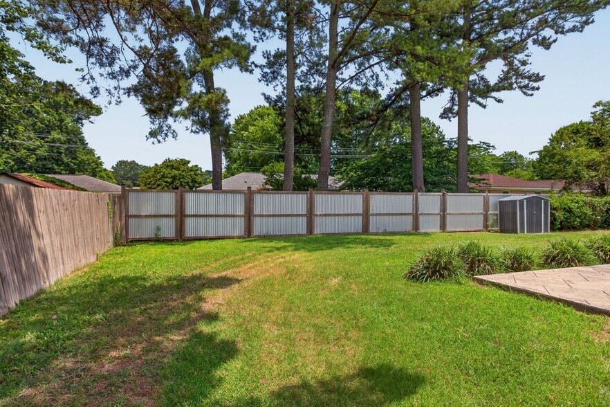 Building Photo - 404 Roselynn Ln