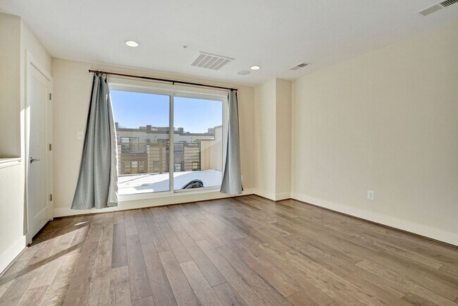 Building Photo - 3 Bed 3.5 Bath - Bethesda Montgomery Row Townhouse - Move in Ready