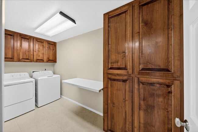 Building Photo - Gorgeous Updated Home in the Heart of Eagle Hills