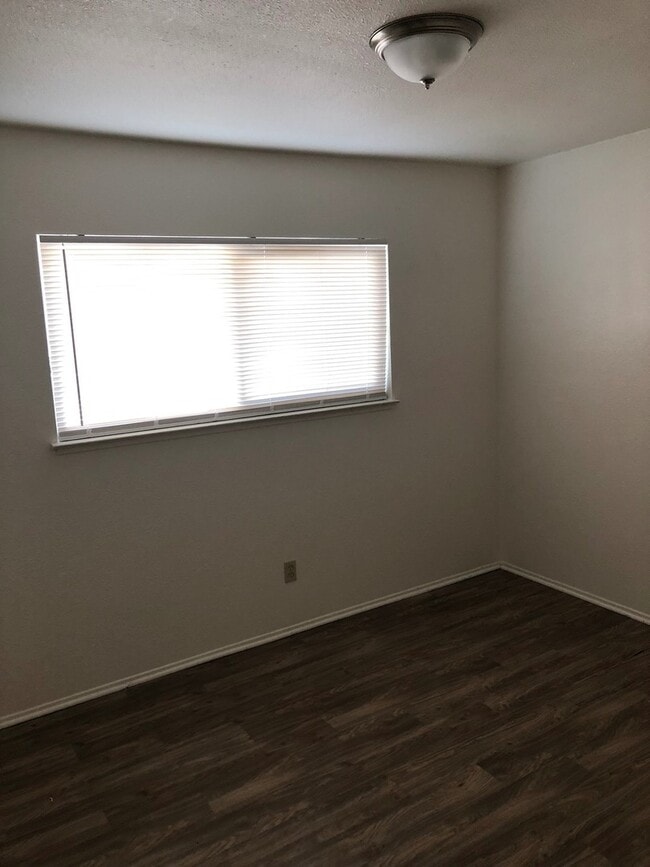 Building Photo - 1100 N Mooney Blvd