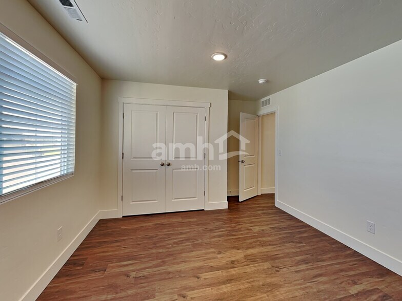 Building Photo - 9331 W Clancy St