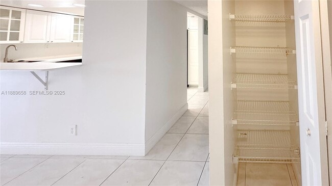 Building Photo - 800 Parkview Dr