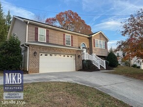 Building Photo - 3 Bedroom 3 Bathroom Split Entry