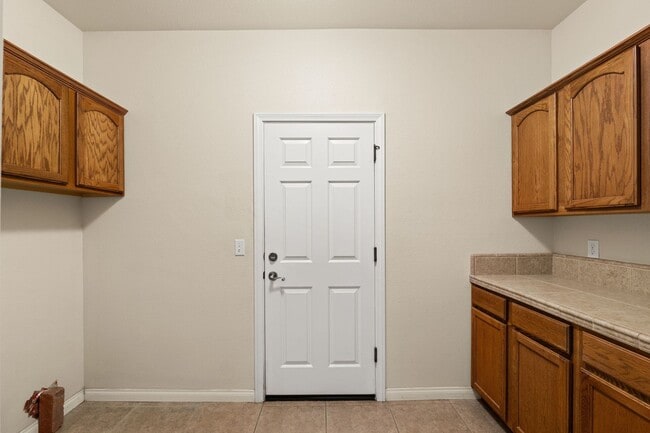 Building Photo - Stunning and Beautifully Spacious Home