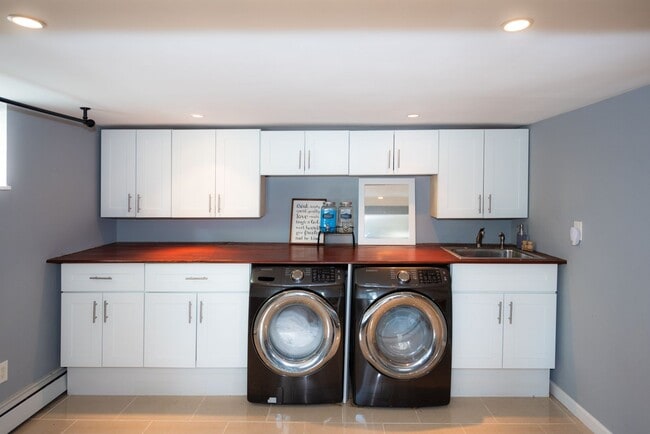 Building Photo - Beautiful 4BD Dutch Colonial Home in Harts...