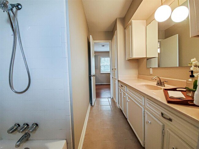 Building Photo - 28903 Twisted Oak Dr