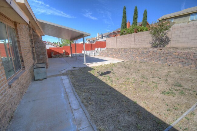 Building Photo - Great NW Three Bedroom , Two Bathroom, 2 C...