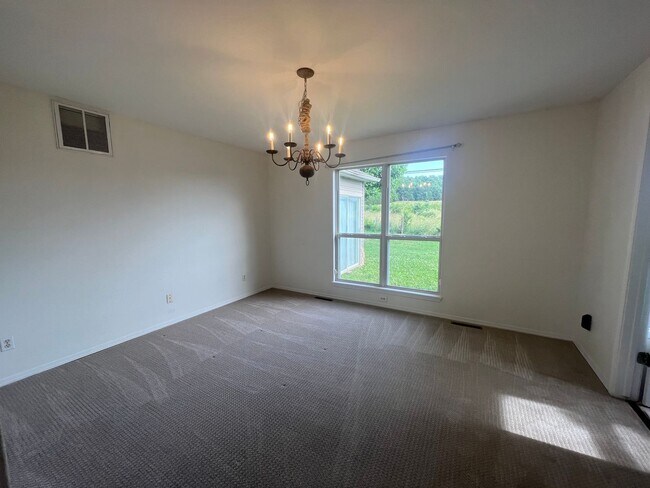 Building Photo - Adorable 3 Bedroom property with a sunroom...
