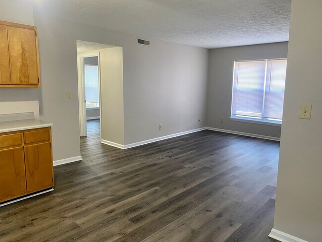 Building Photo - Second floor two bedroom apartment in Portland- Section 8 accepted **1/2 off first months rent**