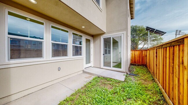 Building Photo - 2782 Sassy St