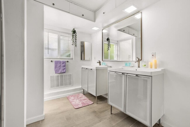 Building Photo - 4989 Randlett Dr